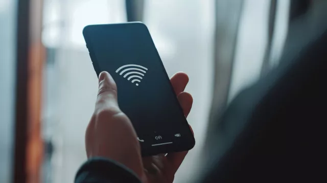 Smartphone s Wi-Fi v ruce uživatelky