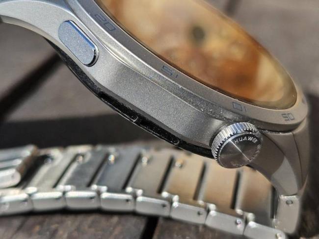 Otočné kolečko a spodní tlačítko hodinek Huawei Watch GT4 (46 mm)