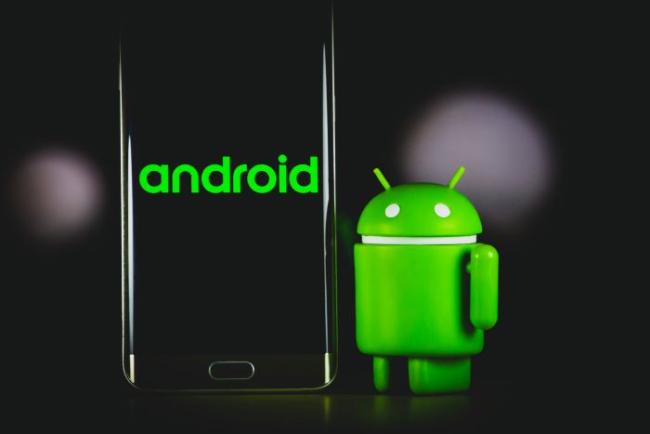 Logo Androidu vedle smartphonu