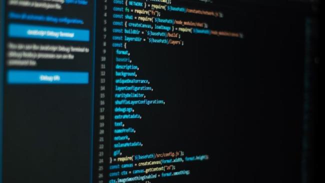 HTML kód na počítačovém monitoru