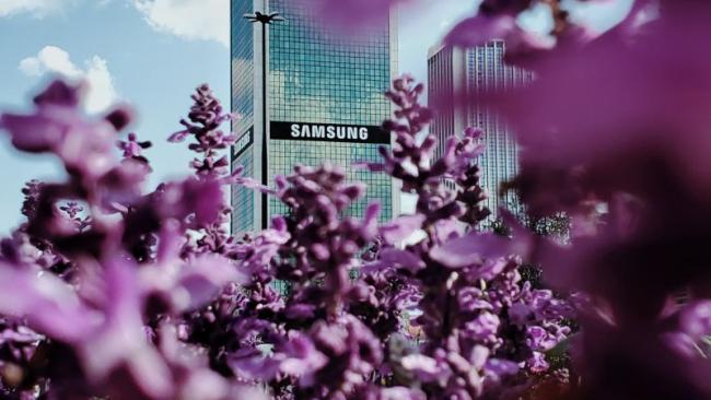 budova s logem Samsung