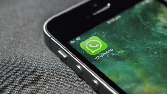 Ikona aplikace WhatsApp na displeji mobilu