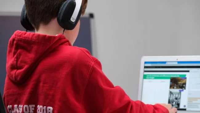 Chlapec se sluchátky a laptopem