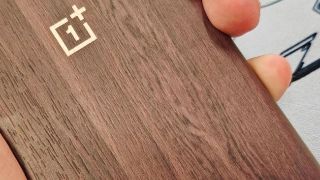 OnePlus 12 ze dřeva