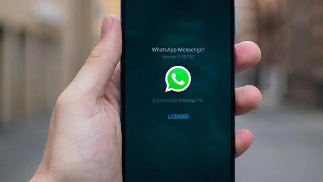 Smartphone s logem WhatsApp na displeji