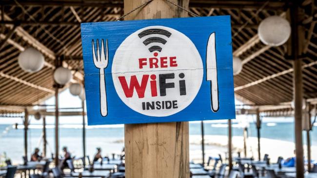 Symbol Free Wi-Fi u vstupu do restaurace