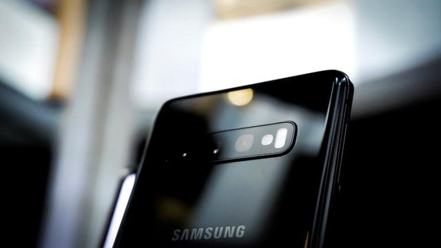 Smartphone Samsung a jeho zadní kryt s fotoaparátem