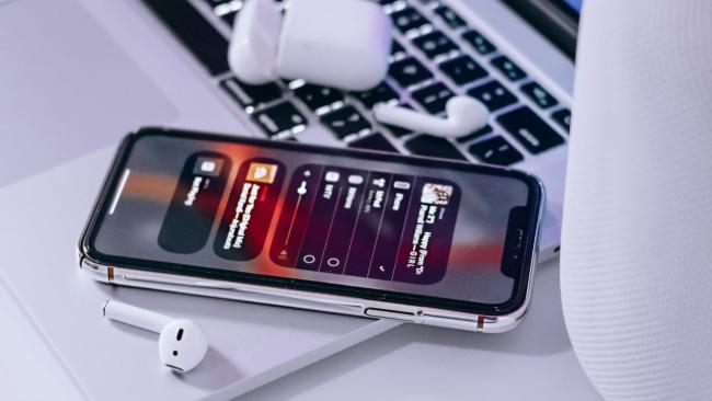 Hudební aplikace, iPhone, sluchátka a klávesnice