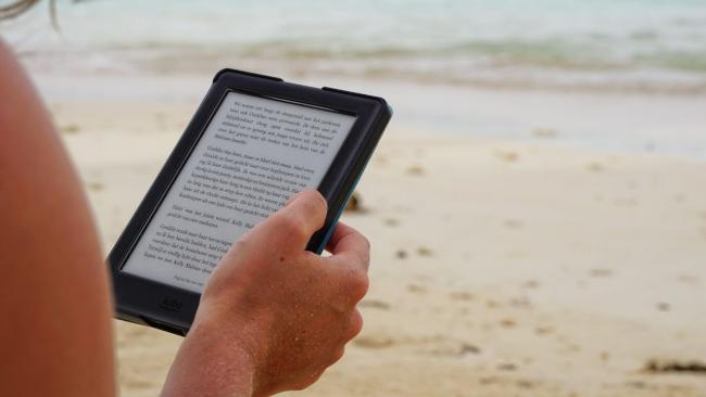 Čtení elektronické knihy na pláži
