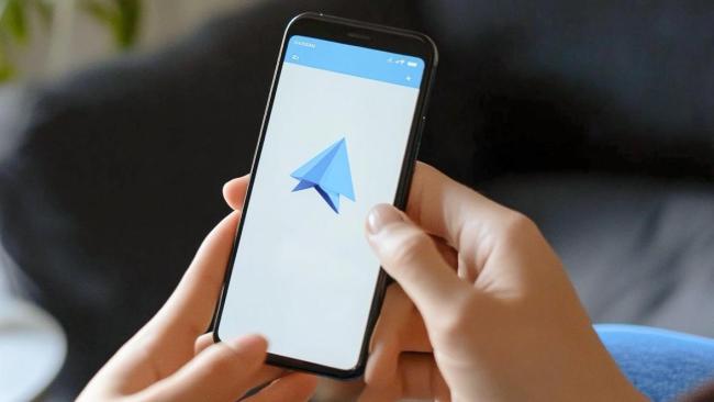 Telegram na displeji mobilu