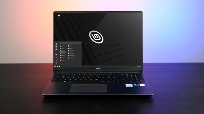 Laptop s pracovní plochou Linuxu Mint