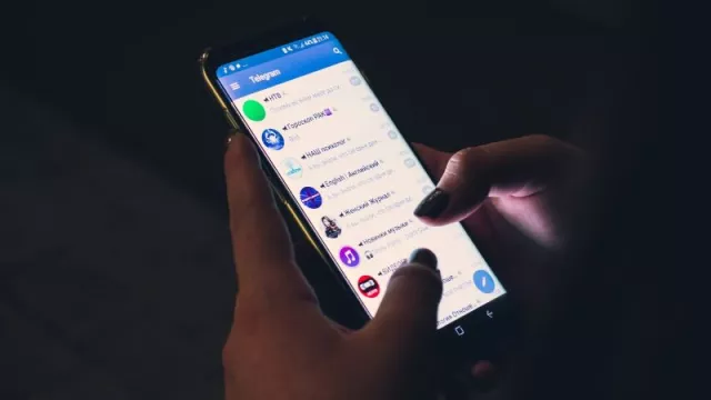 Smartphone s aplikací Telegram na displeji