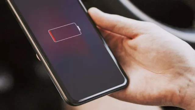 Smartphone se symbolem baterie na displeji