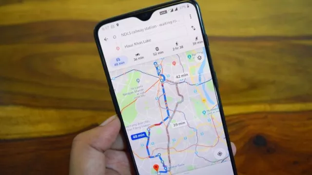 Google mapy na displeji smartphonu