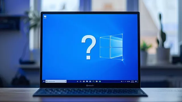Laptop s Windows a velkým otazníkem na obrazovce