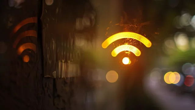 Symbol Wi-Fi zrcadlící se na hladině