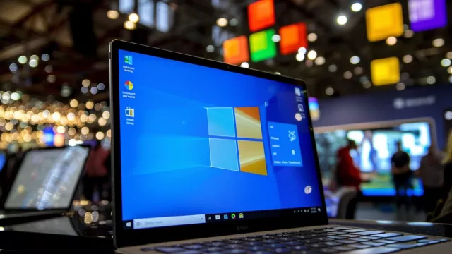 Pracovní plocha Windows na displeji laptopu