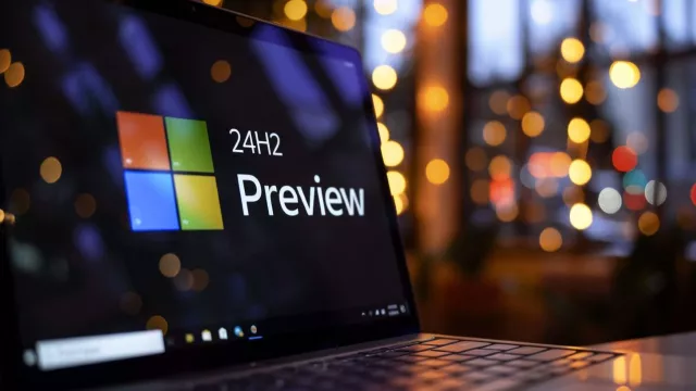 Laptop s logem Windows a textem 24H2 Preview