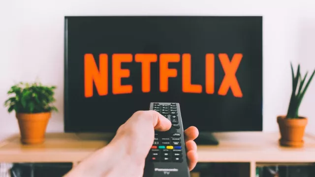 Logo Netflix na televizoru