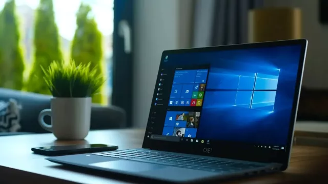 Prostředí Microsoft Windows na displeji laptopu