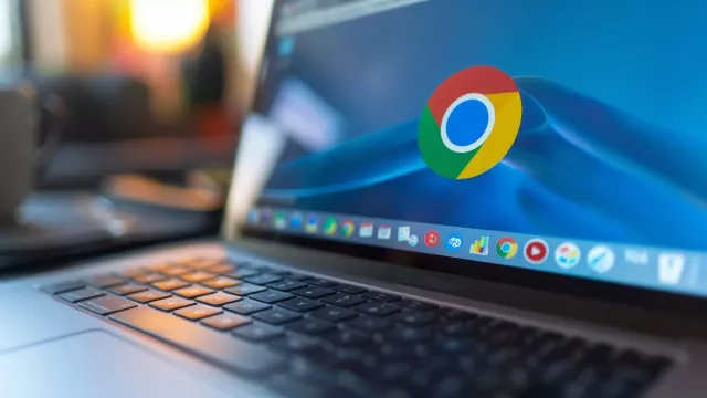 Logo Google Chrome na displeji laptopu