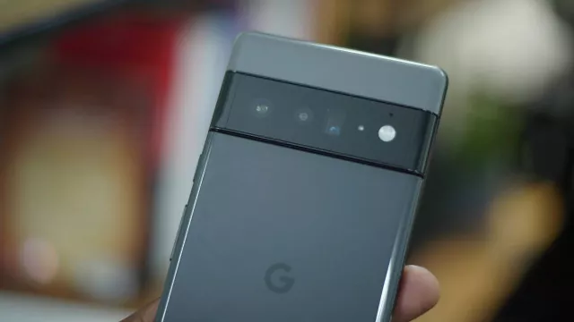 Smartphone Pixel 6 Pro v ruce uživatele