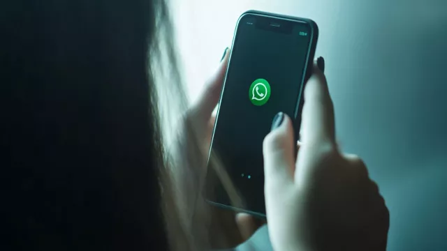 Uživatelka přijímá hovor v aplikaci WhatsApp