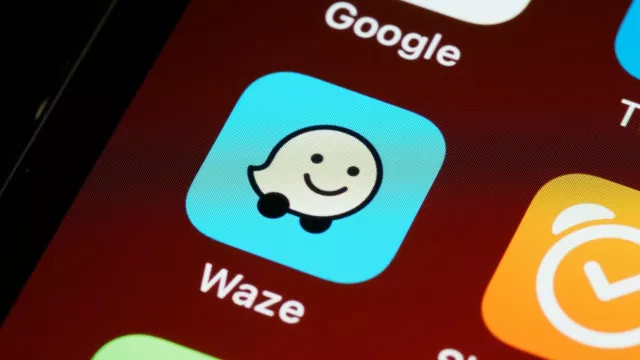 Ikona aplikace Waze na displeji mobilu