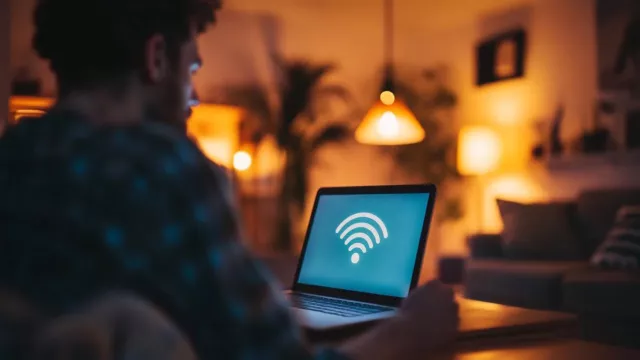 Uživatel laptopu se symbolem Wi-Fi na displeji