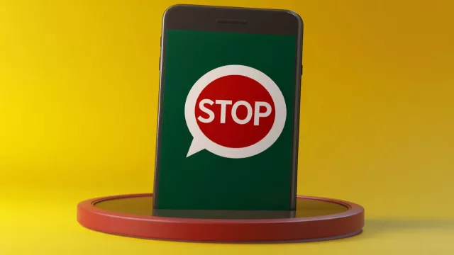 Logo STOP na displeji mobilu