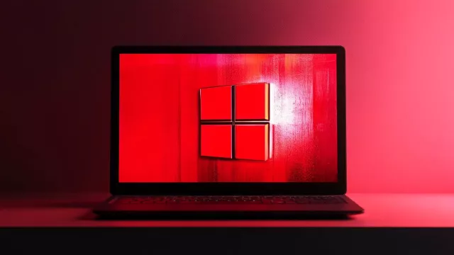 Rudý symbol Windows 11 na displeji PC